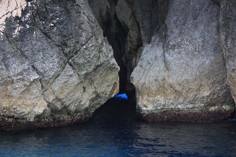 58-Faraglioni,piccola grotta azzurra,12 maggio 2012.JPG